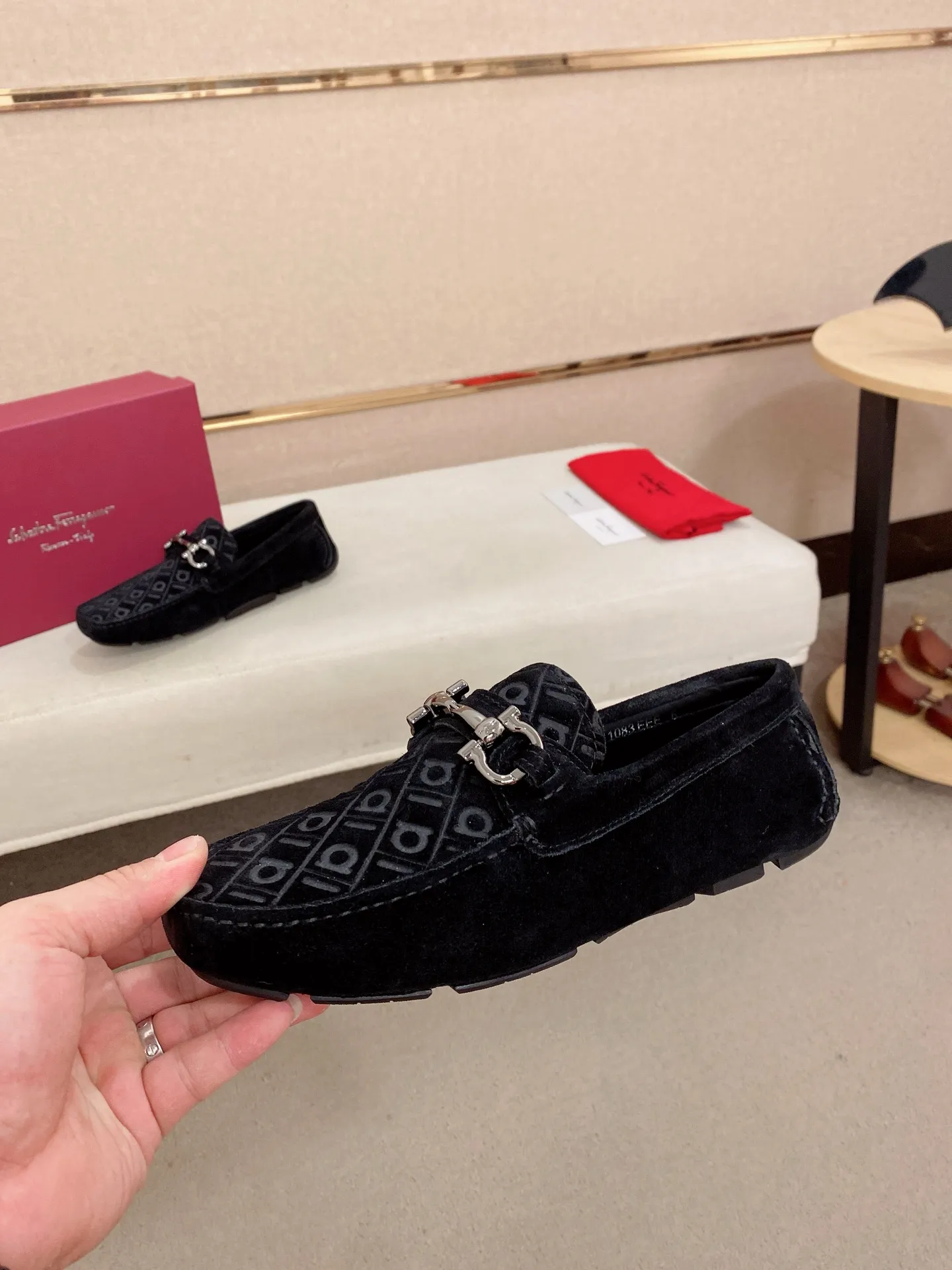 Men's shoes💰: 560💰High-end quality! Ferragamo🆕🆕Exclusive hot-selling products in stock🔥🔥New products on the shelves, high-quality Ferragamo men's pea shoes, high-end casual driving shoes, with complete packaging! 💪 💪 Material: Imported Niujing cowhide 🐂 + Imported high-quality water-dyed cowhide lining + wear-resistant outsole 👍🏻👍🏻 Features: High-end and comfortable, purely handmade 🚀 🚀 Create the perfect shoes that suit you best 🔥 🔥 Size: (38-44) 45 standard size can be customized!